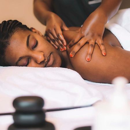 Radisson Blu Hotel & Convention Centre Kigali Exteriör bild A woman receiving a massage