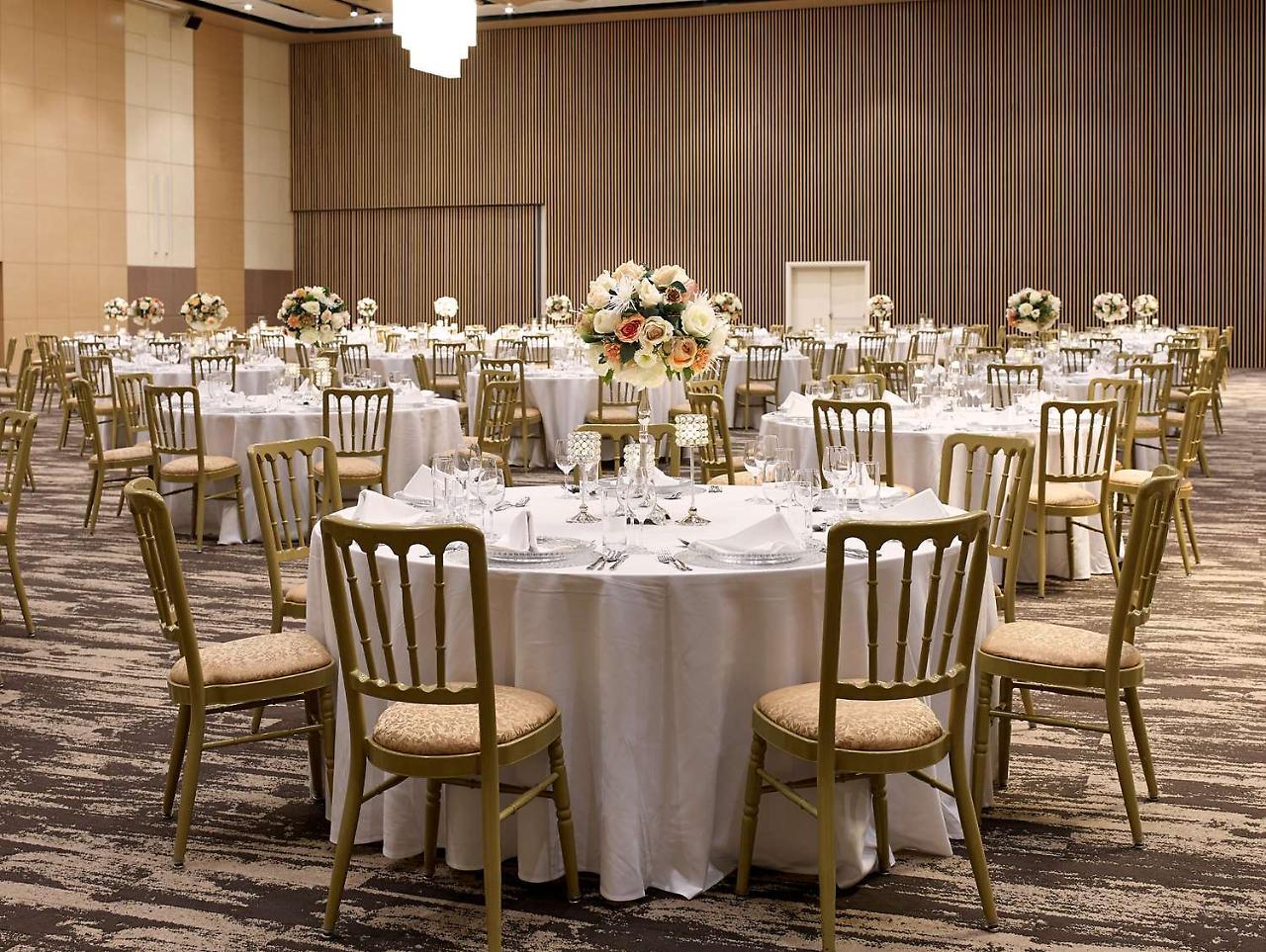 Radisson Blu Hotel & Convention Centre Kigali Exteriör bild Banquet hall