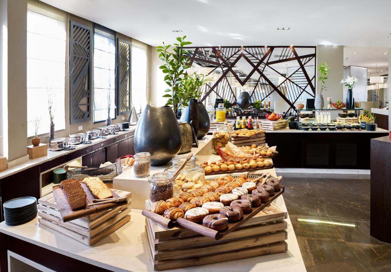 Radisson Blu Hotel & Convention Centre Kigali Exteriör bild The buffet at the 1010 restaurant