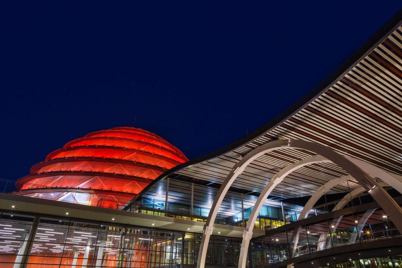 Radisson Blu Hotel & Convention Centre Kigali Exteriör bild The station at night