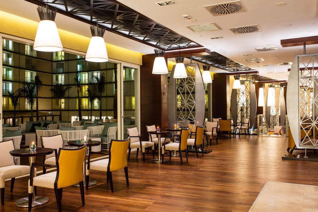 Radisson Blu Hotel & Convention Centre Kigali Exteriör bild The interior of the lounge
