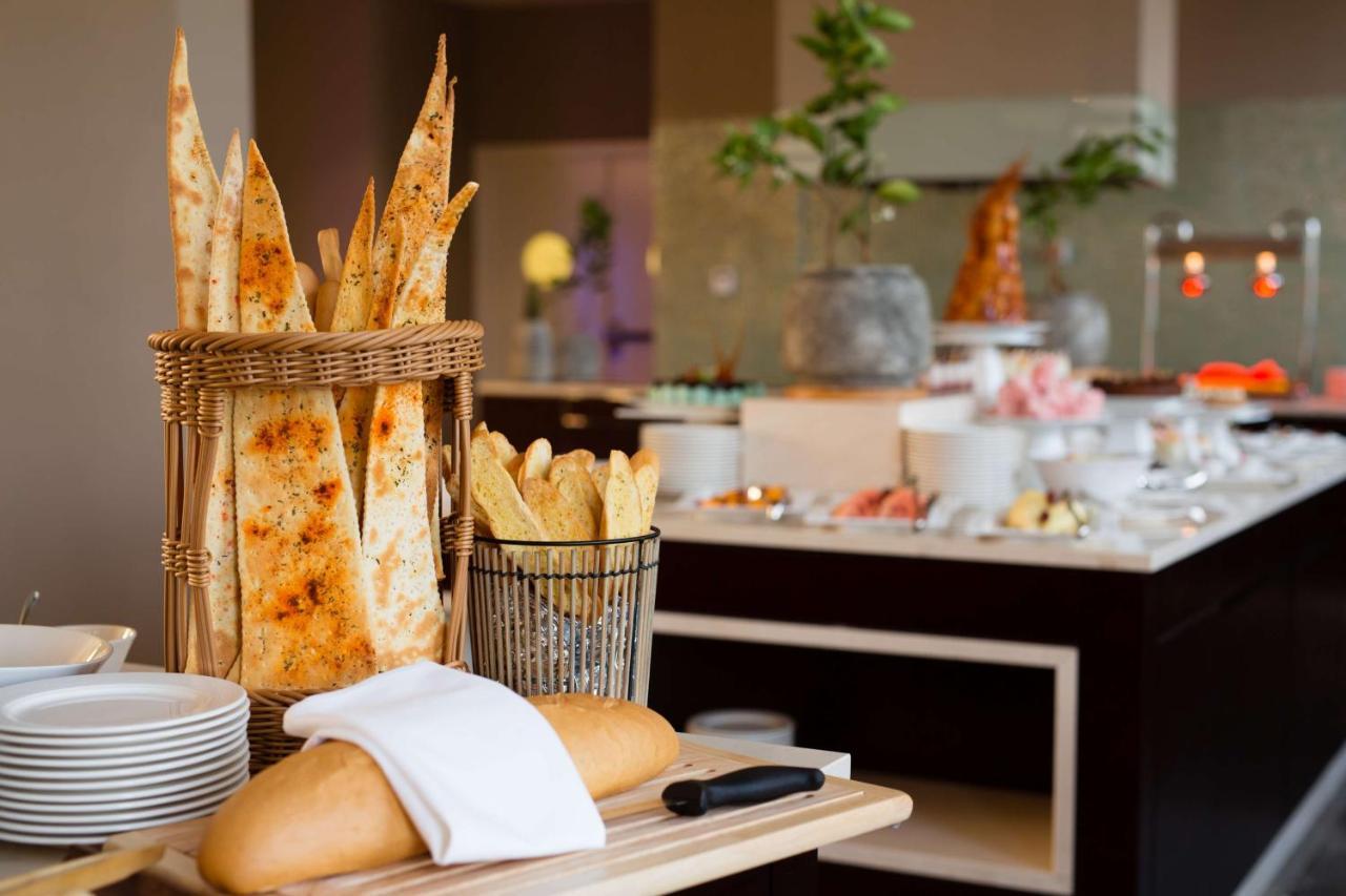 Radisson Blu Hotel & Convention Centre Kigali Exteriör bild Bread at a buffet
